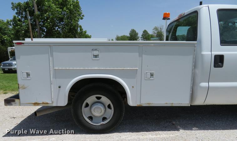 image for item DE8081 2006 Ford F250 Super Duty XL utility bed pickup truck