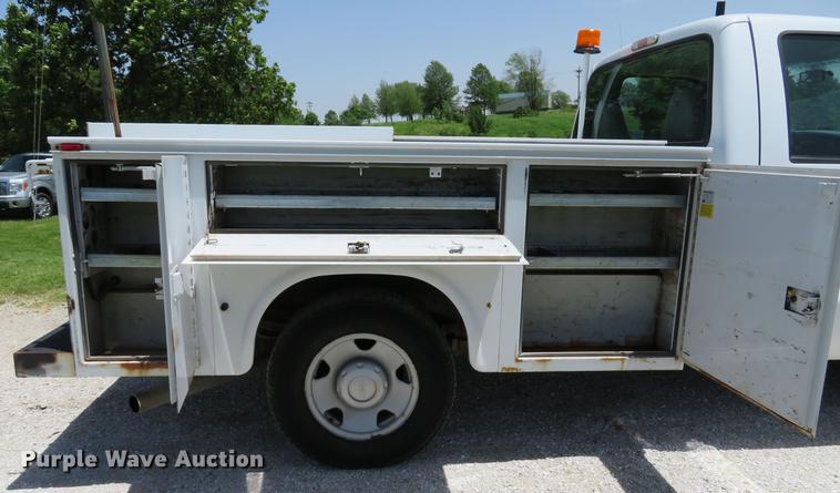 image for item DE8081 2006 Ford F250 Super Duty XL utility bed pickup truck