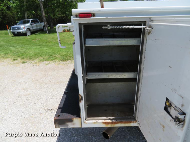 image for item DE8081 2006 Ford F250 Super Duty XL utility bed pickup truck