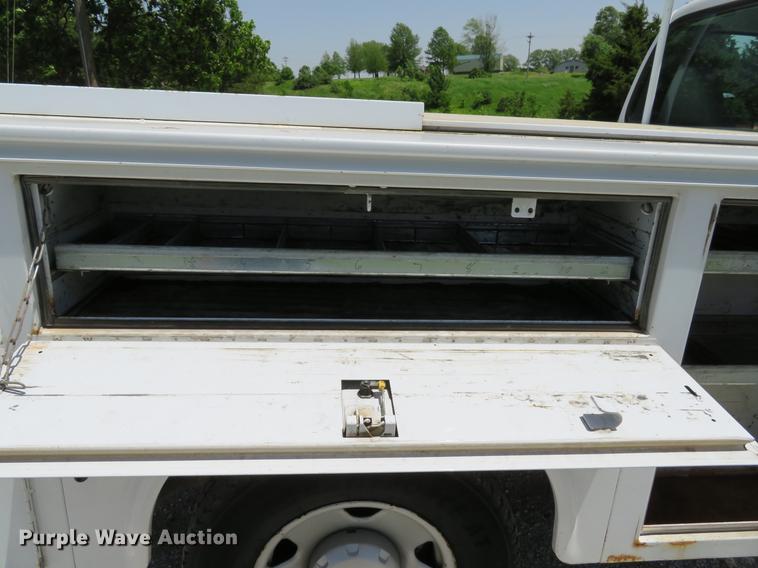 image for item DE8081 2006 Ford F250 Super Duty XL utility bed pickup truck