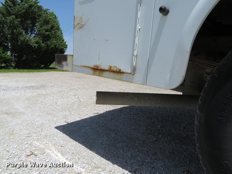 image for item DE8081 2006 Ford F250 Super Duty XL utility bed pickup truck