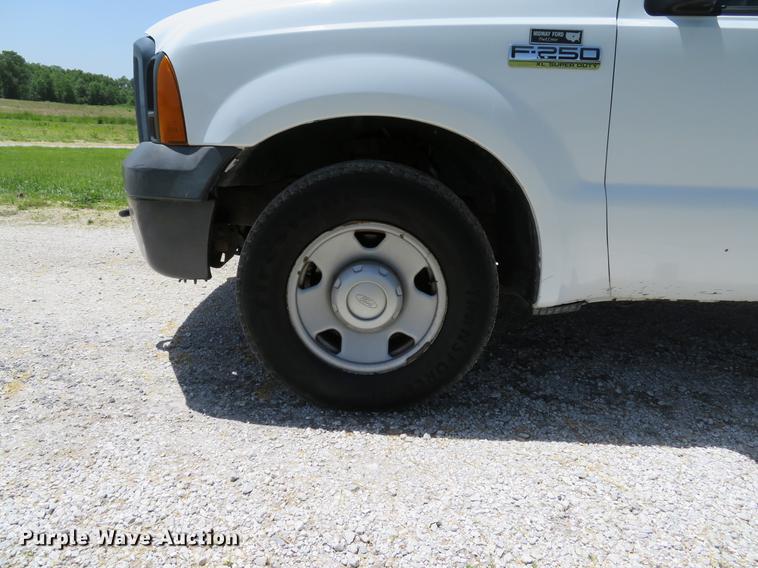 image for item DE8081 2006 Ford F250 Super Duty XL utility bed pickup truck