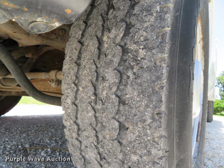 image for item DE8081 2006 Ford F250 Super Duty XL utility bed pickup truck