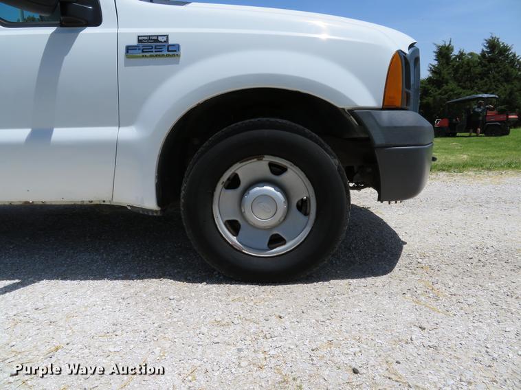 image for item DE8081 2006 Ford F250 Super Duty XL utility bed pickup truck