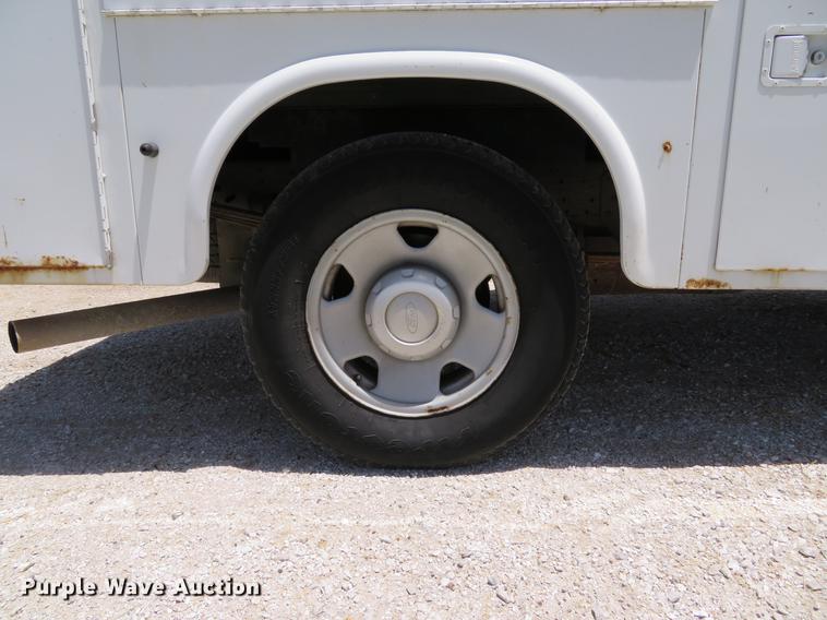 image for item DE8081 2006 Ford F250 Super Duty XL utility bed pickup truck