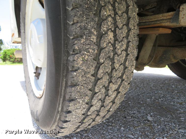 image for item DE8081 2006 Ford F250 Super Duty XL utility bed pickup truck