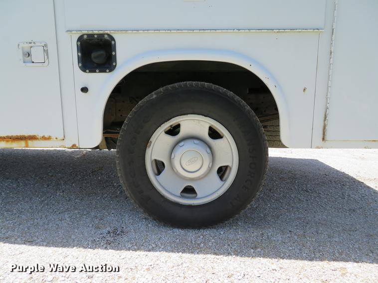 image for item DE8081 2006 Ford F250 Super Duty XL utility bed pickup truck