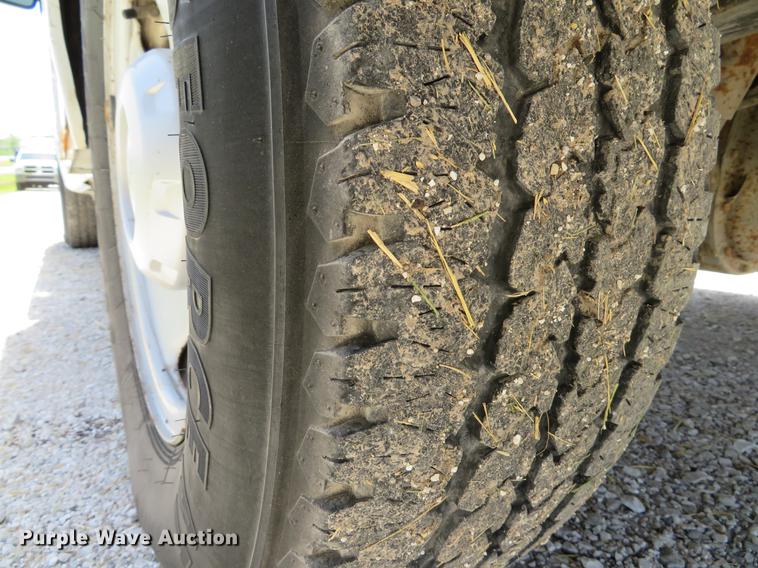 image for item DE8081 2006 Ford F250 Super Duty XL utility bed pickup truck