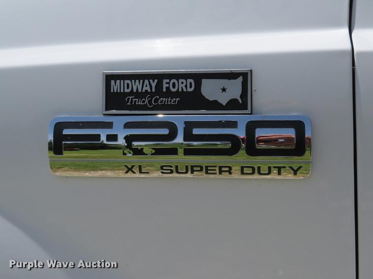 image for item DE8081 2006 Ford F250 Super Duty XL utility bed pickup truck