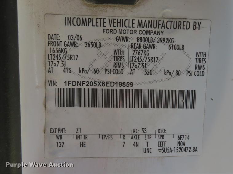 image for item DE8081 2006 Ford F250 Super Duty XL utility bed pickup truck