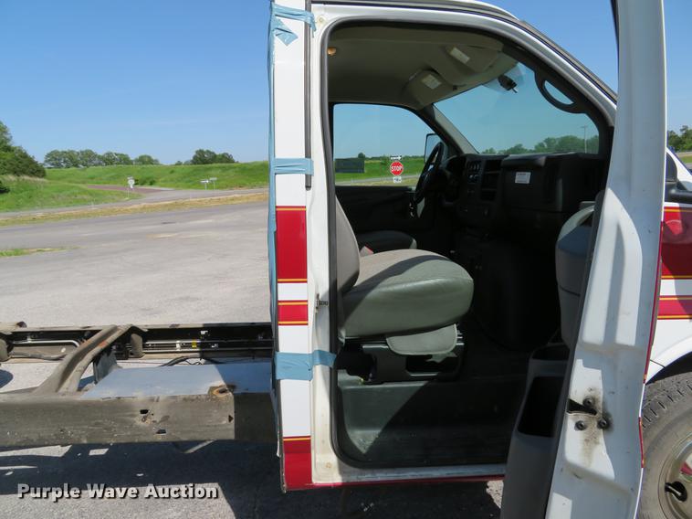 image for item DE8084 2010 Chevrolet Express 4500 cab and chassis