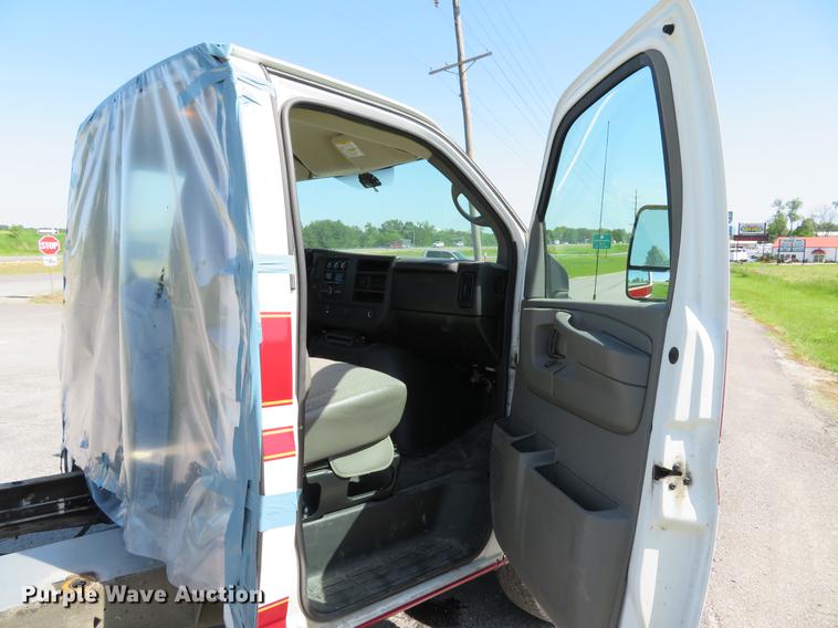 image for item DE8084 2010 Chevrolet Express 4500 cab and chassis