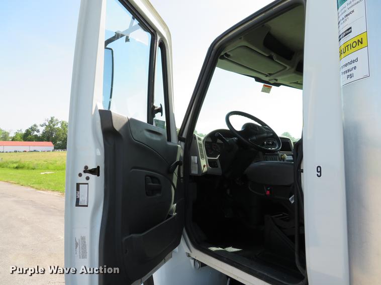 image for item DE8085 2013 International 4300 box truck