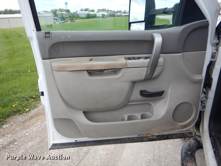 image for item DE8398 2013 Chevrolet Silverado 3500HD Crew Cab pickup truck