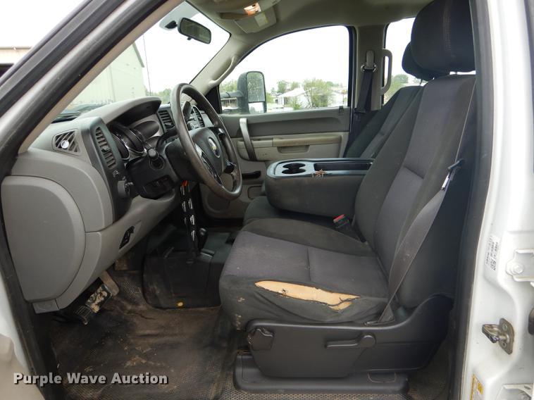 image for item DE8398 2013 Chevrolet Silverado 3500HD Crew Cab pickup truck