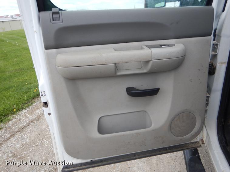 image for item DE8398 2013 Chevrolet Silverado 3500HD Crew Cab pickup truck