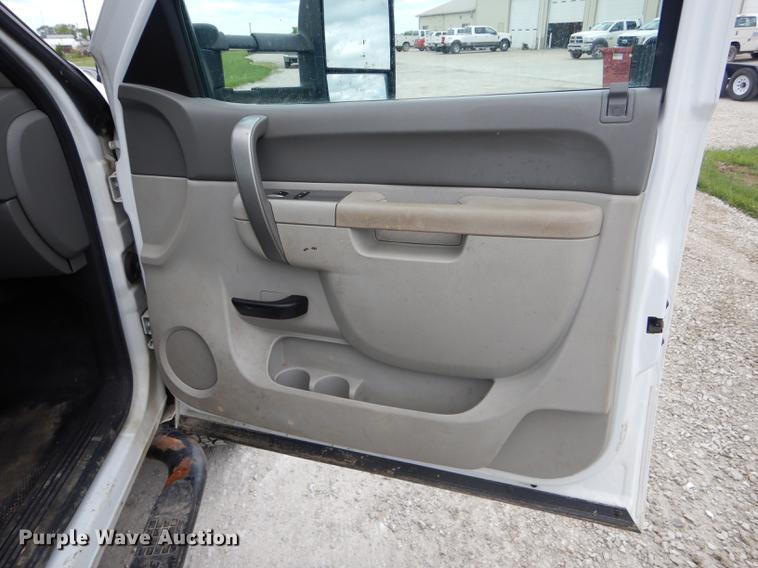 image for item DE8398 2013 Chevrolet Silverado 3500HD Crew Cab pickup truck