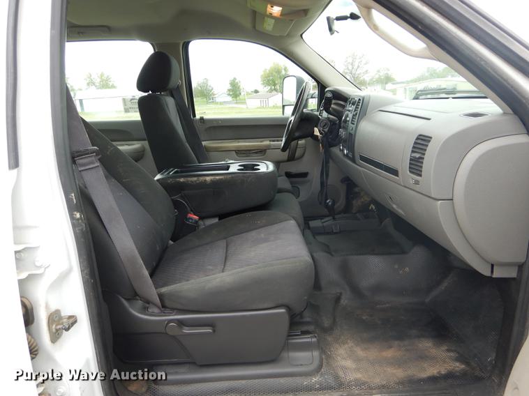 image for item DE8398 2013 Chevrolet Silverado 3500HD Crew Cab pickup truck