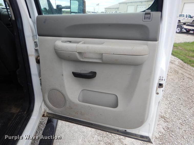 image for item DE8398 2013 Chevrolet Silverado 3500HD Crew Cab pickup truck