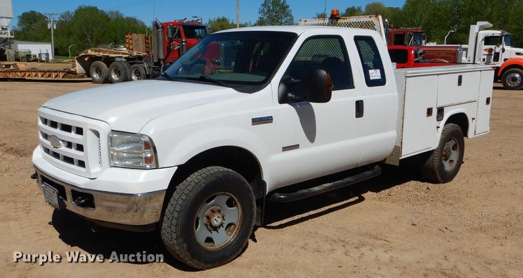 image for item DE8436 2005 Ford F350 Super Duty XL SuperCab utility bed pickup truck