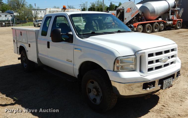 image for item DE8436 2005 Ford F350 Super Duty XL SuperCab utility bed pickup truck