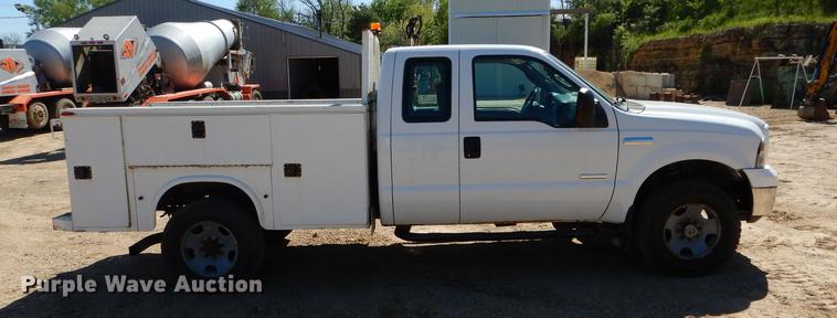 image for item DE8436 2005 Ford F350 Super Duty XL SuperCab utility bed pickup truck