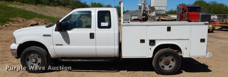 image for item DE8436 2005 Ford F350 Super Duty XL SuperCab utility bed pickup truck