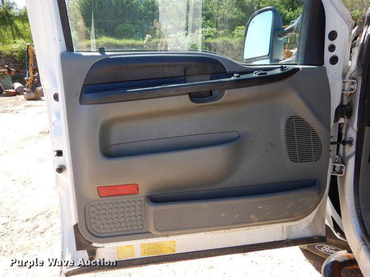 image for item DE8436 2005 Ford F350 Super Duty XL SuperCab utility bed pickup truck