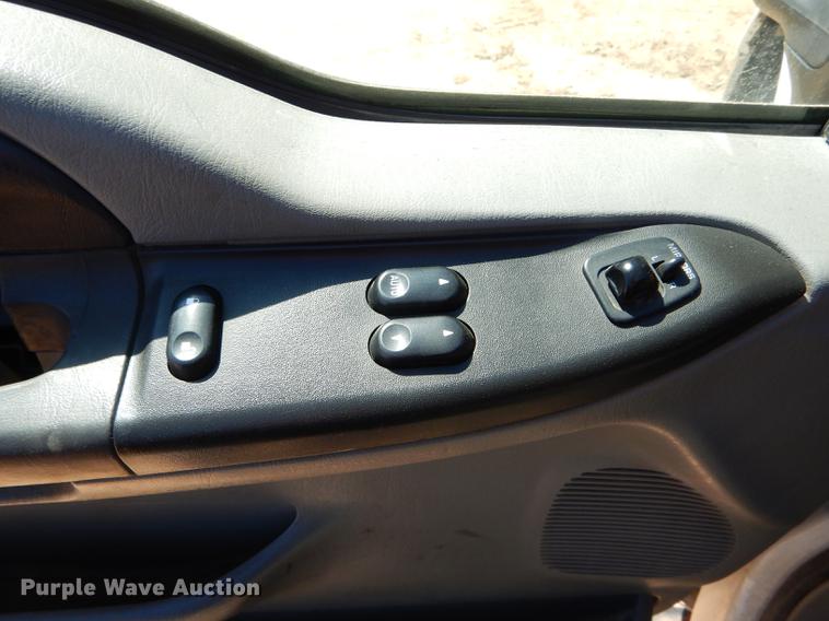 image for item DE8436 2005 Ford F350 Super Duty XL SuperCab utility bed pickup truck