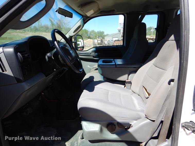 image for item DE8436 2005 Ford F350 Super Duty XL SuperCab utility bed pickup truck