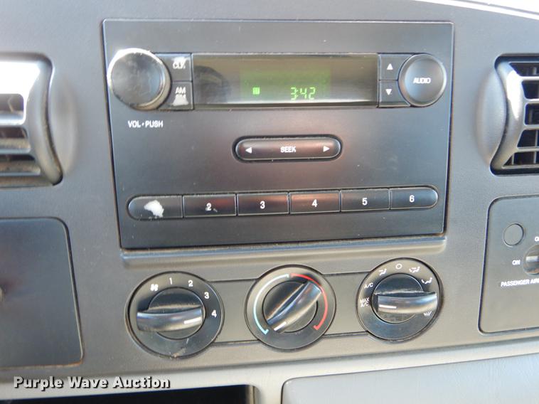 image for item DE8436 2005 Ford F350 Super Duty XL SuperCab utility bed pickup truck