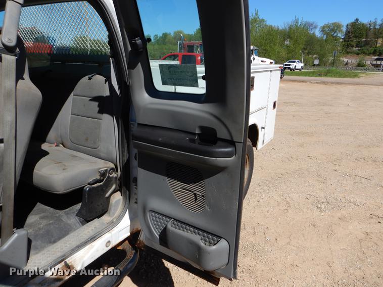 image for item DE8436 2005 Ford F350 Super Duty XL SuperCab utility bed pickup truck