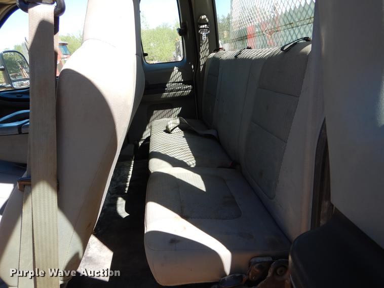 image for item DE8436 2005 Ford F350 Super Duty XL SuperCab utility bed pickup truck