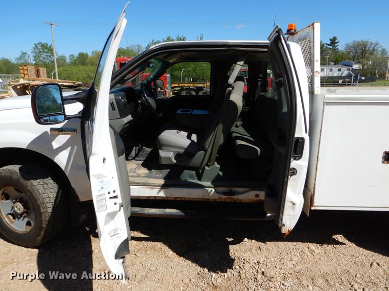 image for item DE8436 2005 Ford F350 Super Duty XL SuperCab utility bed pickup truck