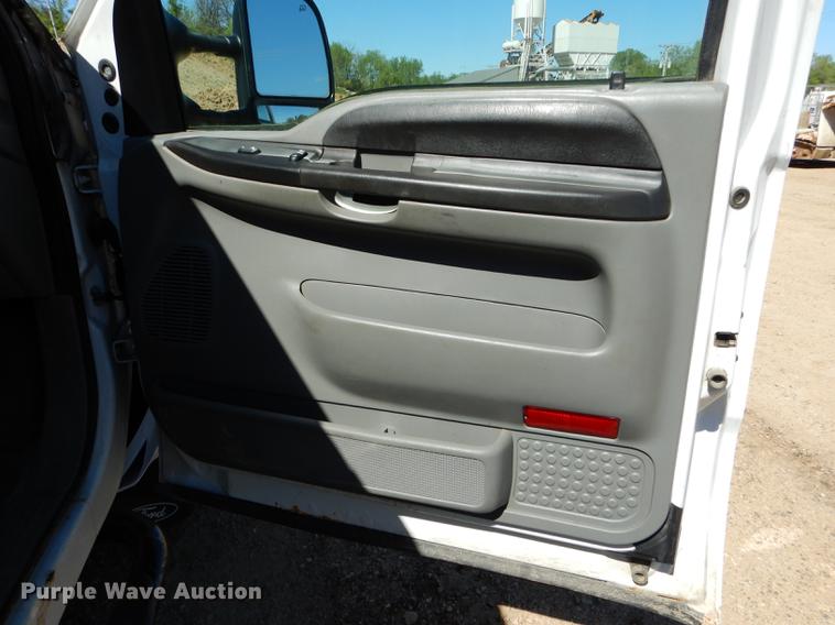 image for item DE8436 2005 Ford F350 Super Duty XL SuperCab utility bed pickup truck