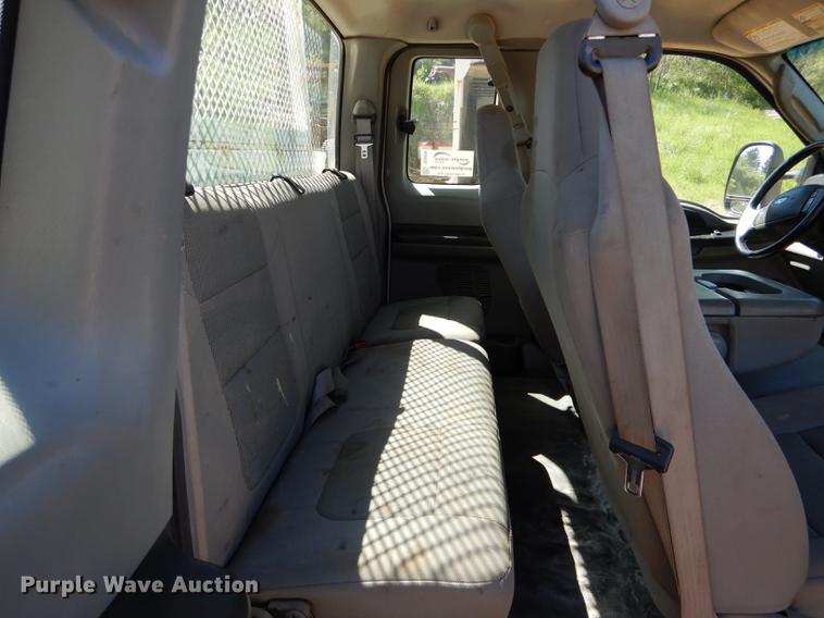 image for item DE8436 2005 Ford F350 Super Duty XL SuperCab utility bed pickup truck