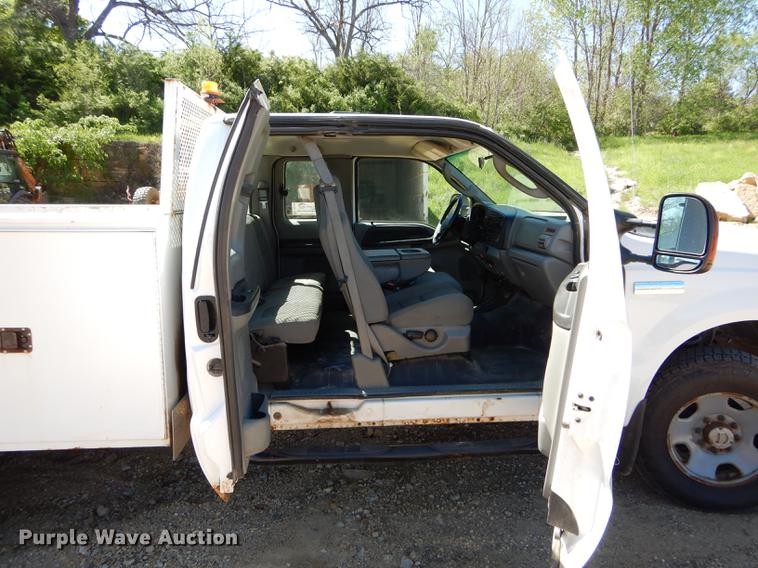 image for item DE8436 2005 Ford F350 Super Duty XL SuperCab utility bed pickup truck