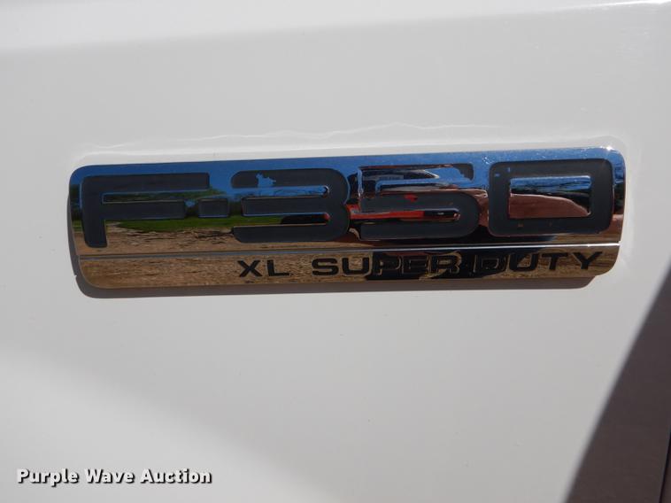 image for item DE8436 2005 Ford F350 Super Duty XL SuperCab utility bed pickup truck