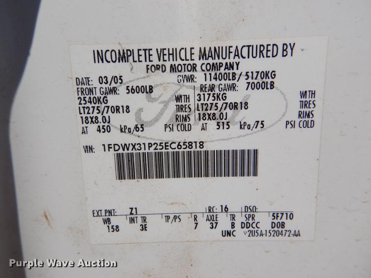 image for item DE8436 2005 Ford F350 Super Duty XL SuperCab utility bed pickup truck