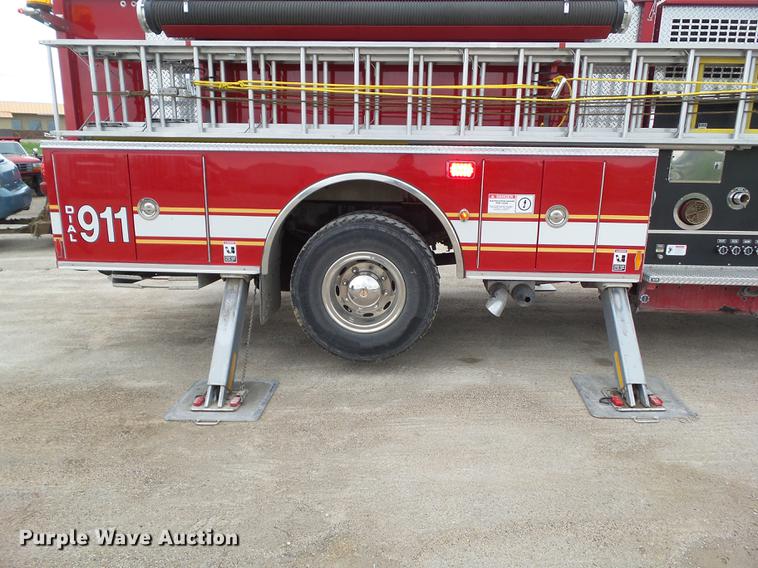 image for item DF0764 1999 Pierce aerial fire truck