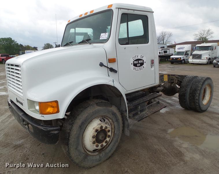 image for item DF0765 1993 International 4900 truck cab and chassis