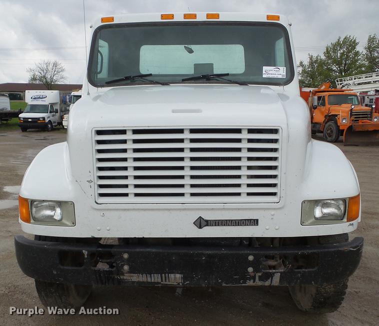 image for item DF0765 1993 International 4900 truck cab and chassis