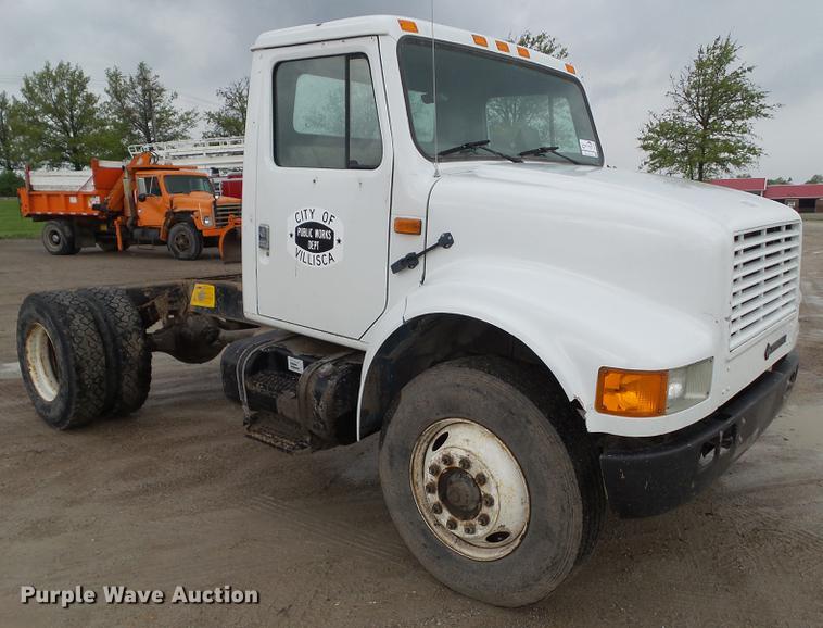 image for item DF0765 1993 International 4900 truck cab and chassis