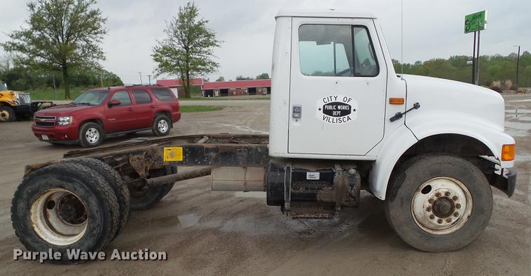 image for item DF0765 1993 International 4900 truck cab and chassis