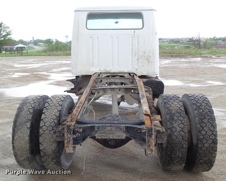 image for item DF0765 1993 International 4900 truck cab and chassis