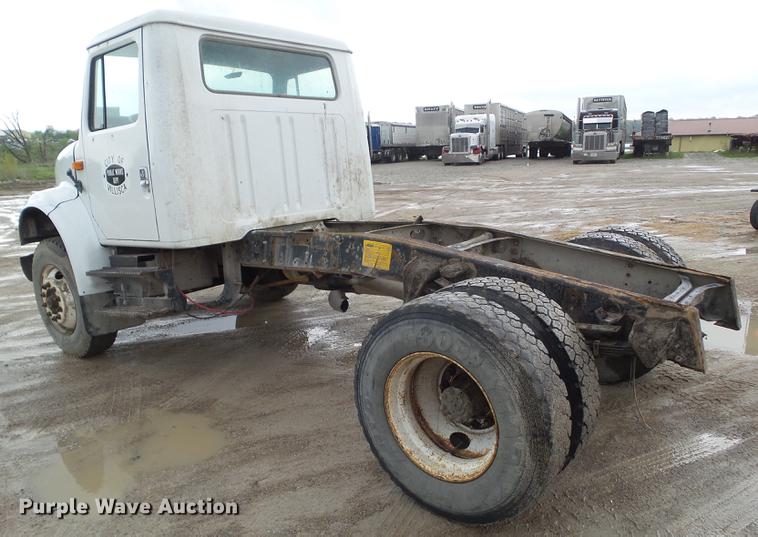 image for item DF0765 1993 International 4900 truck cab and chassis