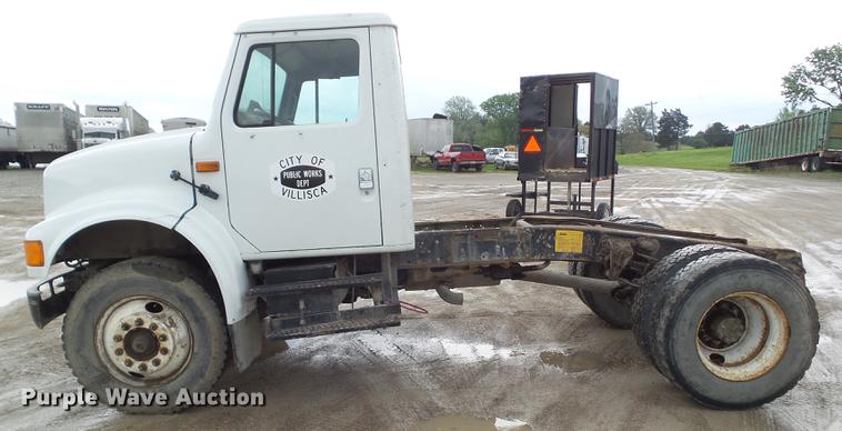 image for item DF0765 1993 International 4900 truck cab and chassis