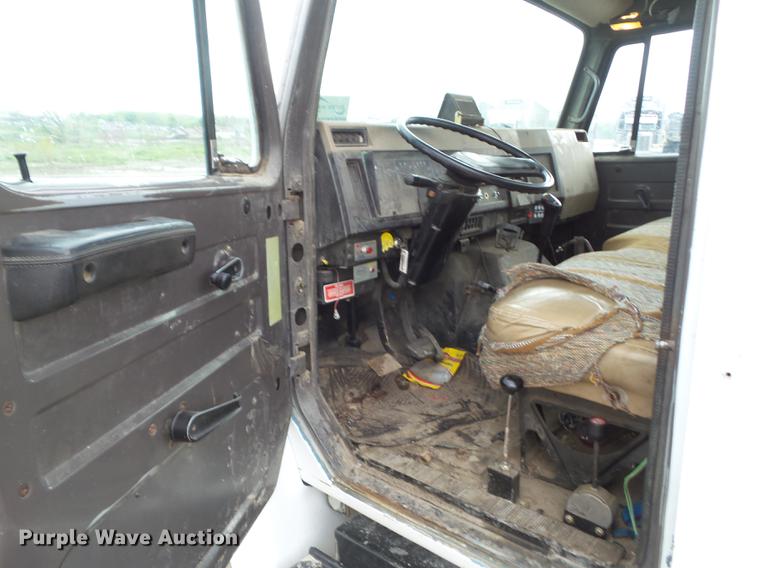 image for item DF0765 1993 International 4900 truck cab and chassis