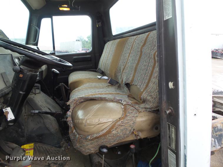 image for item DF0765 1993 International 4900 truck cab and chassis