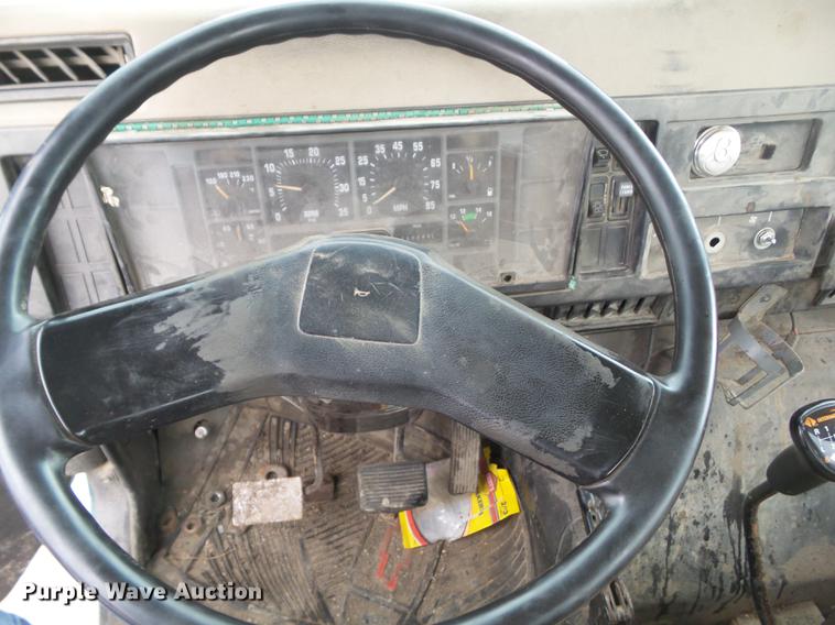 image for item DF0765 1993 International 4900 truck cab and chassis